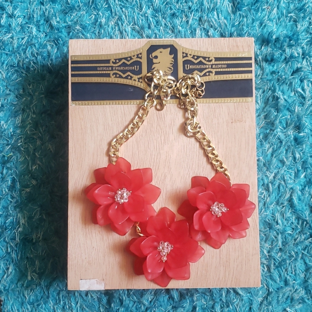 2/$30 Red flower necklace 🌹🌹💐💐💐💐🌺🌺🌺